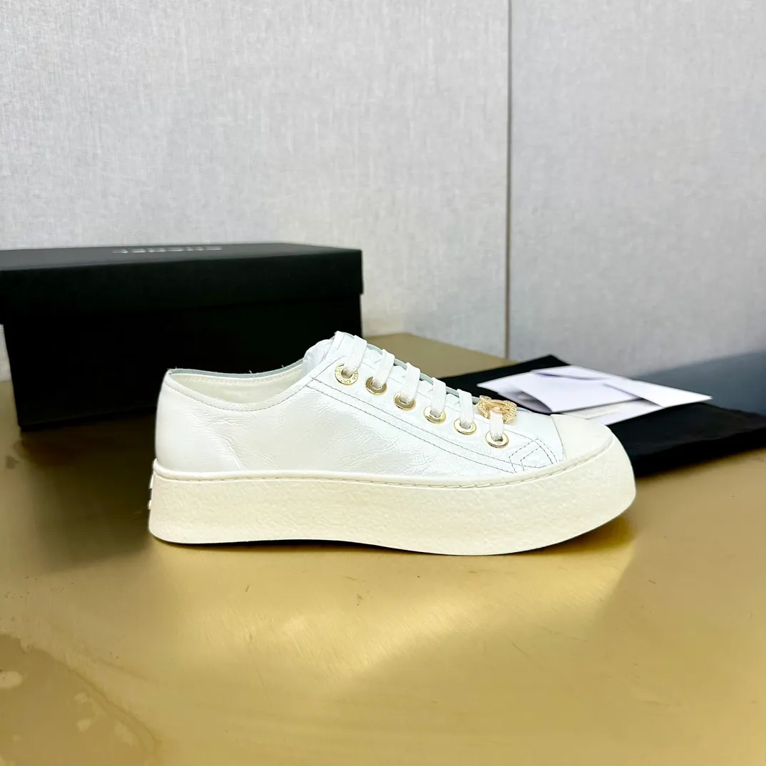P440👟👟 Top version, original quality! ! ! Chanel Chanel - 2024 biscuit shoes, the top casual sports shoes in the counter, this classic design; the upper is electro-embroidered with a variety of craftsmanship; the outsole is fashionable and sporty; the unusual inclusion of a variety of color elements... The diversified mix and match is very good-looking and versatile, casual, fashionable, sports and outdoor can be taken into account... ꫛꫀꪝ Go➫ Material: ❶Upper made of: original first-layer cowhide ❷Inside made of: sheepskin ❸Outsole is based on: original TPU combination outsole, full set of boutique packaging for women 35–40
